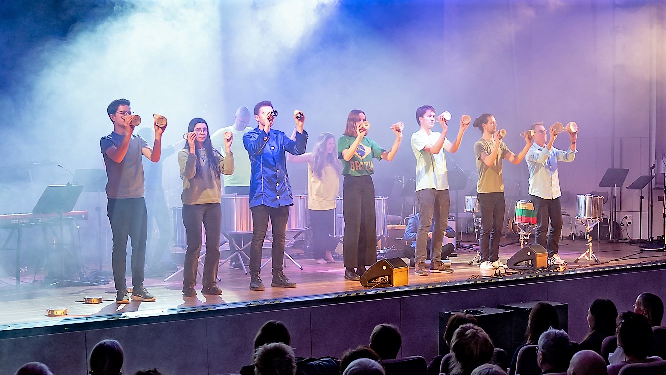 BrazilianBeatz eröffnet das Werkstattkonzert am 4. Februar 2023 im Großen Saal der Musikhochschule Lübeck mit dem Caxixi-Intro zum Ilé Aiyê (Foto: Maximilian Busch)